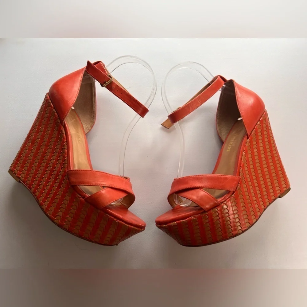 Pour La Victoire Women's Bonita Wedge Sandal size 7 orange woven platform